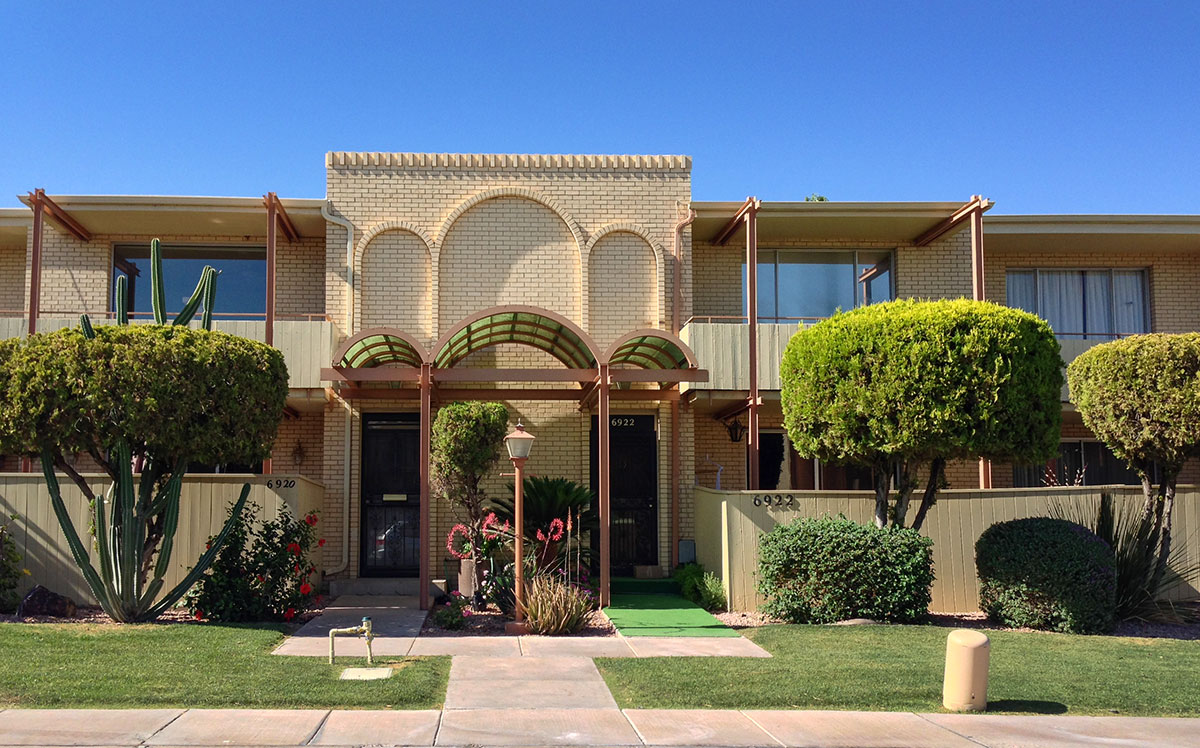 The Embassy: Scottsdale Garden Apartments on Modern Phoenix