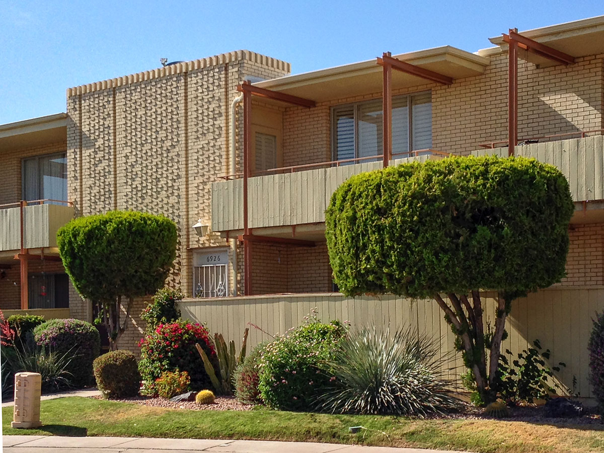 The Embassy: Scottsdale Garden Apartments on Modern Phoenix